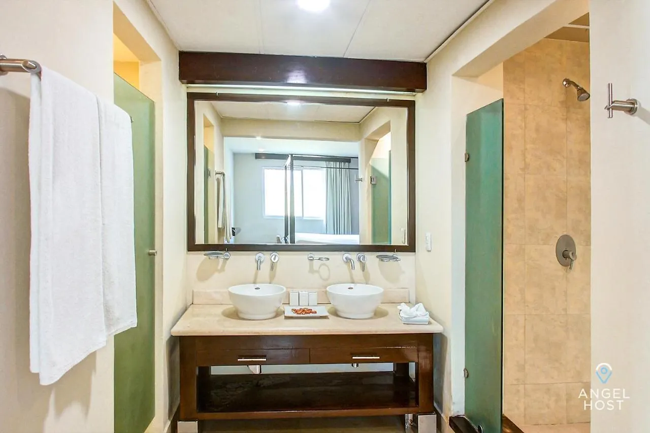 Fabulous Playa Getaway At 38Th And Beach Plus 2 Pools Onsite Playa del Carmen Apartment